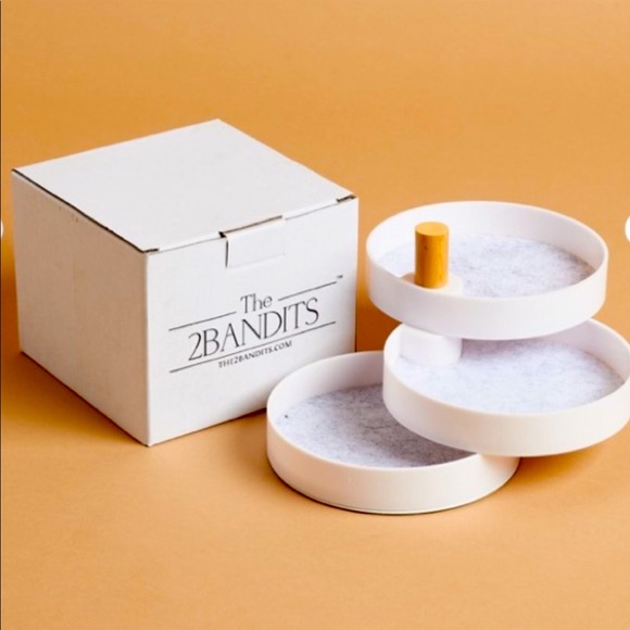 The 2BANDITS Tiered Catchall Plastic Tray. - Picture 2 of 9